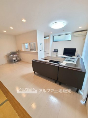 東村山市富士見町２丁目の中古一戸建の居間・リビング|【Natural Interior】◆自分らしく彩る住空間◆ソファやダイニングテーブルなど、お好みの家具を組み合わせて楽しめるLDK。隣接する和室コーナーも活用でき、暮らし方の幅が広がります。