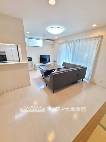 東村山市富士見町２丁目の中古一戸建の居間・リビング|【Family Living】◆会話が広がるリビング◆キッチンから室内を見渡せる間取り。食事の準備をしながら家族の様子を感じられ、日々のコミュニケーションを大切にできます。