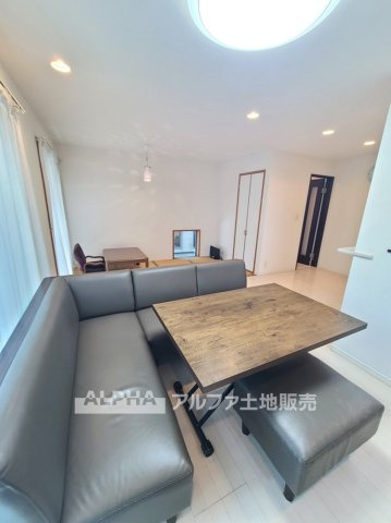 東村山市富士見町２丁目の中古一戸建の居間・リビング|【Comfortable Days】◆暮らしに寄り添う空間◆リビングとダイニングを一体的に使える約15帖のLDK。家具の配置を工夫しながら、家族それぞれが心地よく過ごせる住空間です。
