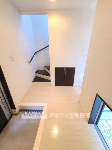 東村山市富士見町２丁目の中古一戸建の玄関|【Welcome Home】◆毎日を迎える玄関◆玄関には収納スペースを設け、靴や外出用品を整理しやすい設計。住まいの第一印象となる場所をすっきりと保ち、気持ちよく一日を始められます。