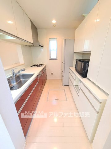 東村山市富士見町２丁目の中古一戸建のキッチン|【Daily Cooking】◆毎日の料理を楽しむ空間◆ダイニングとつながるカウンターキッチン。できたての料理を運びやすく、配膳や片付けなど日々の家事にも配慮された配置です。