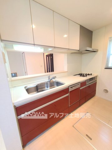 東村山市富士見町２丁目の中古一戸建のキッチン|【Kitchen Comfort】◆会話が弾むカウンターキッチン◆リビングを見渡せるキッチンを採用。料理をしながら家族の様子を感じられ、食事の準備もコミュニケーションの時間になります。