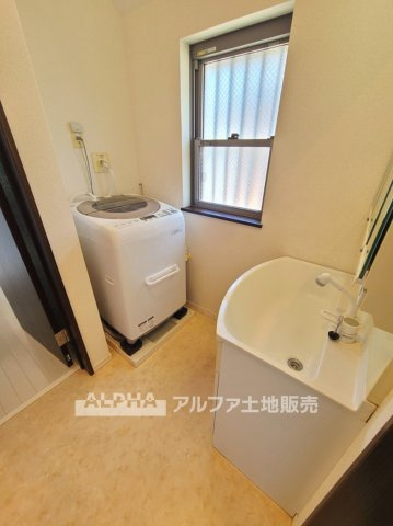 東村山市富士見町２丁目の中古一戸建の独立洗面台|【Morning Routine】◆毎朝の身支度を快適に◆洗顔や歯磨き、身だしなみを整える独立洗面台。朝の準備から帰宅後の手洗いまで、家族の暮らしに欠かせない設備です。