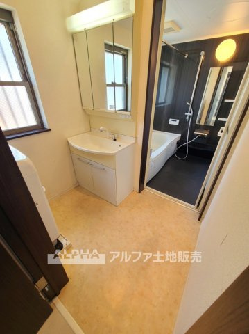 東村山市富士見町２丁目の中古一戸建の独立洗面台|【Clean Washroom】◆清潔感のある洗面空間◆毎日使う洗面スペースは、使いやすさとお手入れのしやすさが大切。身支度や手洗いなど、日々の生活を支えてくれる場所です。