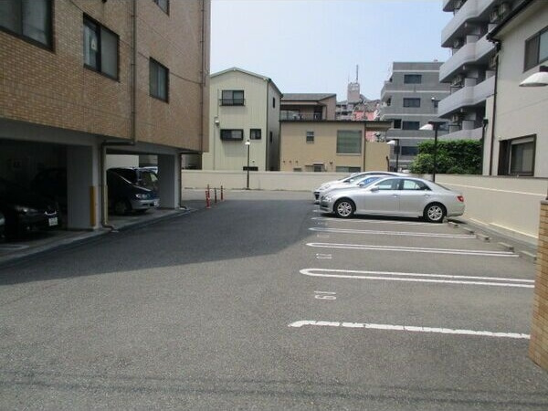 ハッピーコート御影の駐車場