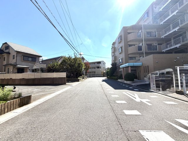 エフローレ東越谷市役所前中央通り206号室の周辺|車の取り回しや駐車がしやすい２方接道。ご家族用と来客用でアプローチを分けるなどの工夫も可能です。