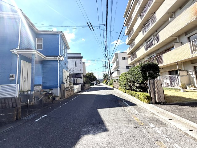 エフローレ東越谷市役所前中央通り206号室の周辺|２方向が道路のため、お隣との距離感を保ちやすい好条件。通風性と採光性を贅沢に享受できる環境です。