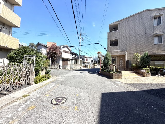 エフローレ東越谷市役所前中央通り206号室の周辺|車通りが穏やかな前面道路。敷地へのアプローチもしやすく、ご家族やゲストを安心して迎え入れられます。
