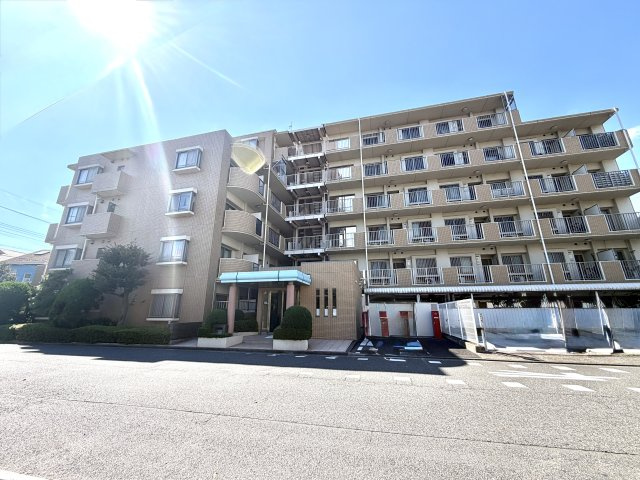 エフローレ東越谷市役所前中央通り206号室の外観|重厚感あふれるタイル張りの外観。経年変化とともに深みを増す上質なマテリアルを採用しています。