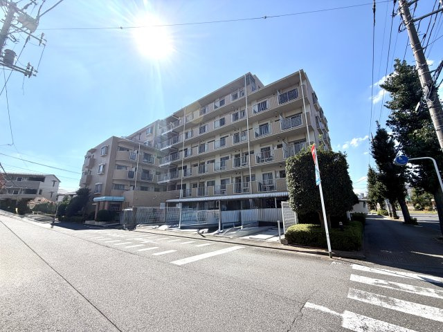 エフローレ東越谷市役所前中央通り206号室の外観|リビングや各居室のクロス・フローリングを張替え中。明るく清潔感あふれる内装へと仕上がります。