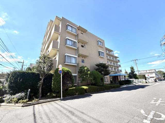 エフローレ東越谷市役所前中央通り206号室の外観|設備機器の搬入・設置が進むリフォーム現場。最新設備を取り入れた快適な居住空間へと仕上がります。