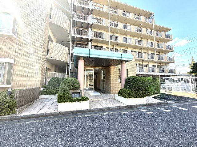 エフローレ東越谷市役所前中央通り206号室|周囲の街並みと美しく調和する落ち着いたデザイン。永く愛着を持って住み続けられるファサードです。