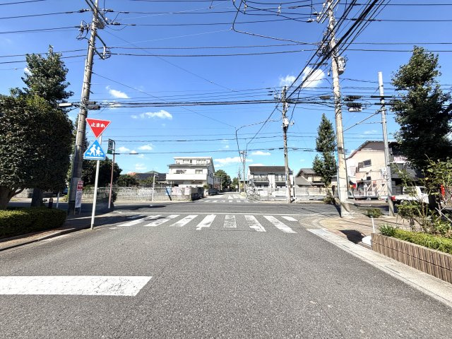 エフローレ東越谷市役所前中央通り206号室の周辺|２面が道路に面し、角地ならではのゆとりと明るさを確保。周辺の街並みを見渡せる開放的なロケーションです。