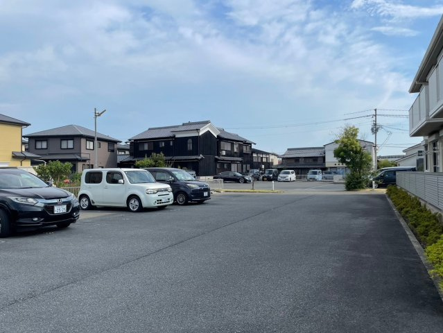 リラフォートA棟の駐車場