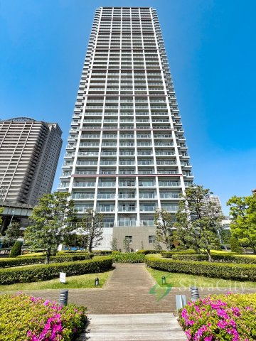 ベイクレストタワーの外観|地上40階建ての堂々たるフォルムが印象的な「ベイクレストタワー」。整然と並ぶバルコニーと端正なデザインが、都会的で洗練された佇まいを演出します。
