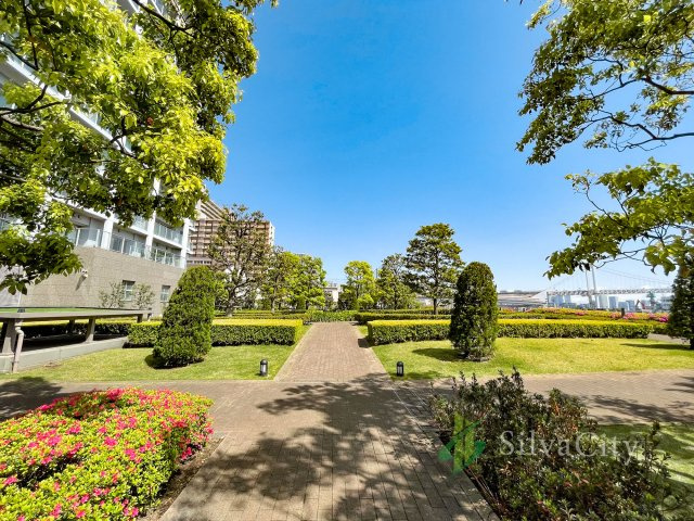 ベイクレストタワーの周辺|四季折々の植栽や色鮮やかな花々が彩る敷地内の緑地スペース。都心に暮らしながら緑を身近に感じられる、穏やかで心地よい住環境が魅力です。