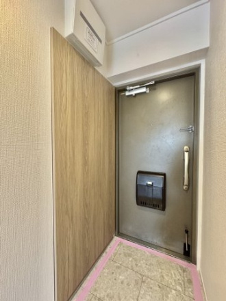 西京極大門ハイツの玄関