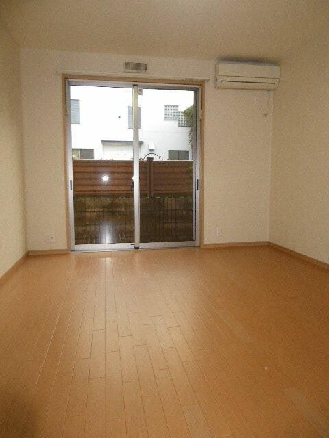 荒川区東尾久２丁目のアパートの居間・リビング