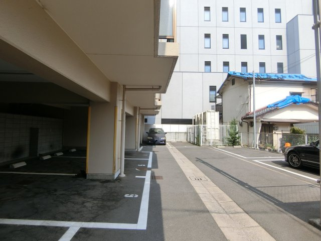 エステート茨木の駐車場