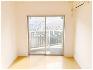 【居間・リビング】 | ＡＰＡＲＴＭＥＮＴ　α | 洋室のお部屋です。