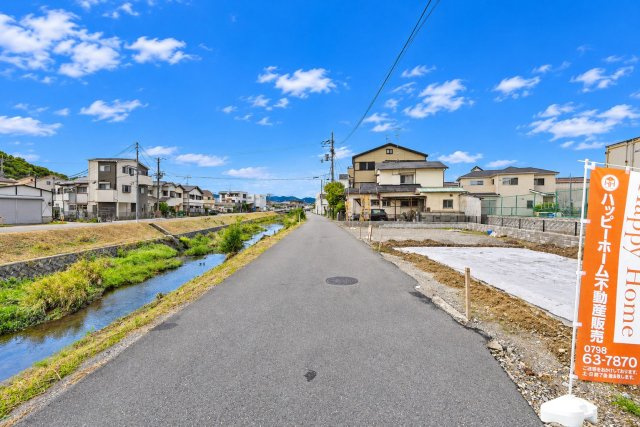 伊丹市北伊丹2丁目新築一戸建て│4LDK+駐車1台可の前面道路含む現地写真|前面道路は西側4.0ｍ公道です。道路幅や周辺の街並みも現地で確認できます。