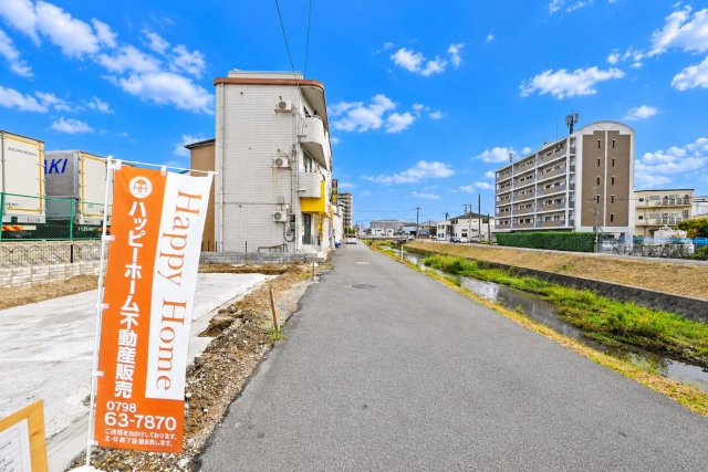 伊丹市北伊丹2丁目新築一戸建て│4LDK+駐車1台可の前面道路含む現地写真|前面道路は西側4.0ｍ公道です。イオンモール伊丹まで徒歩圏内！休日のお出かけや映画鑑賞、お買い物も楽しめる住環境です。日々の暮らしに便利な立地も魅力です。