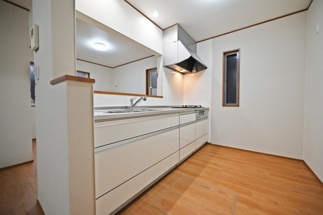 大阪市旭区清水５丁目中古一戸建て│3LDK+駐車2台可のキッチン|リビングを見渡せる対面式キッチン。料理をしながら家族との会話を楽しめるので、小さなお子様がいるご家庭にも嬉しい設計です。