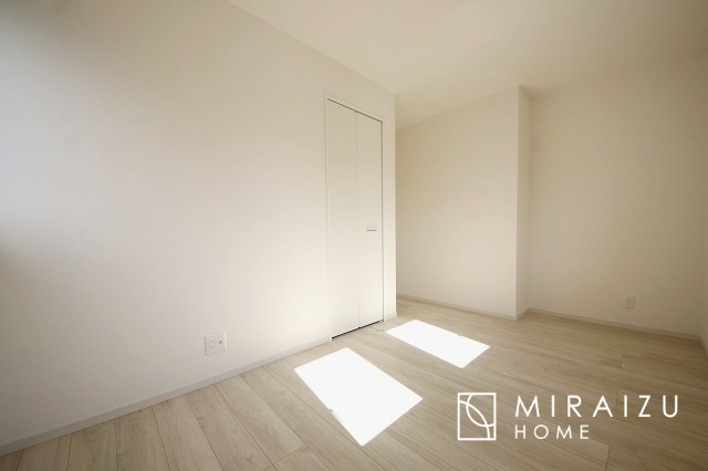 【子供部屋】 | 床のフローリングもオシャレな洋室が嬉しいです。独立性のある住宅ですので、各居室それぞれ、テイストの違うお部屋インテリア造りをしても面白いかもしれませんね！