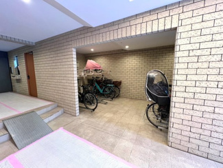 【駐輪場】 | レジデンシャル戸田公園　ザ・マークフィールド | 駐輪場は屋根付きで、エントランス内に設けられています。
防犯面に配慮されているほか、雨の日でも濡れにくく、駐輪場からそのまま建物内へ移動できます。