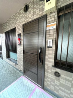 【その他共用部分】 | レジデンシャル戸田公園　ザ・マークフィールド | 落ち着いたブラウンを基調とした、モダンな印象の玄関。
シンプルで洗練されたデザインが、住まいの第一印象を上品に演出します。