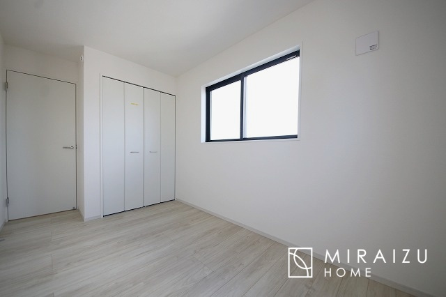 【子供部屋】 | お子様のお部屋にも主寝室にも使えますね。窓が二面についていますので採光もばっちり、空気の入れ替えもOK！自分のお部屋を持ちたいお子様の夢を叶えます！
