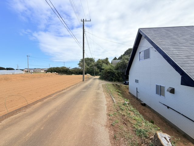 鉾田市梶山の中古一戸建の前面道路含む現地写真
