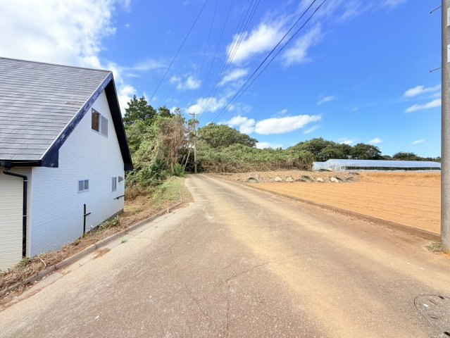 鉾田市梶山中古物件の前面道路含む現地写真