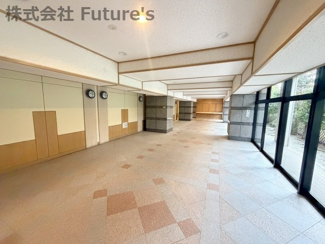 クレストフォルム水元公園のロビー|広々としたマンションエントランス内の写真です