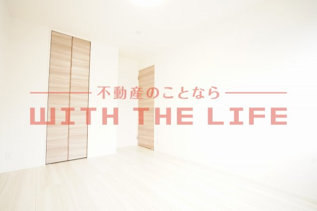 ミカハウスⅥ【キャッシュバック対象物件】の寝室|広くて明るい寝室