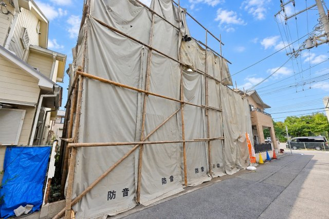 尼崎市北大物町建築条件無し売土地の前面道路含む現地写真|現在、既存建物の解体工事を進めています。建築条件はございませんので、お好きなハウスメーカーや工務店で建築可能。現地の様子や周辺の街並みもご確認いただけます。