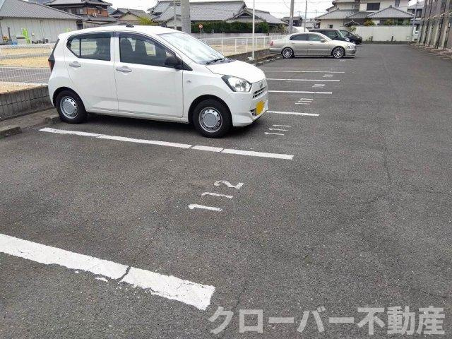 レオパレス高木の駐車場