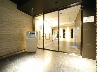 ライジングプレイス川崎のエントランス