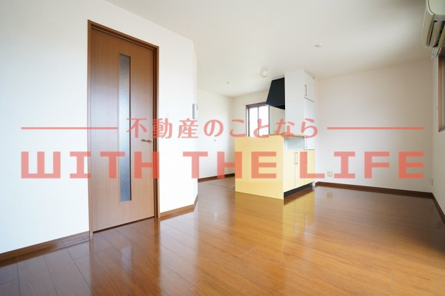 ヴィルヌーブ壱番館【キャッシュバック対象物件】の居間・リビング|ゆったりとしたリビングです