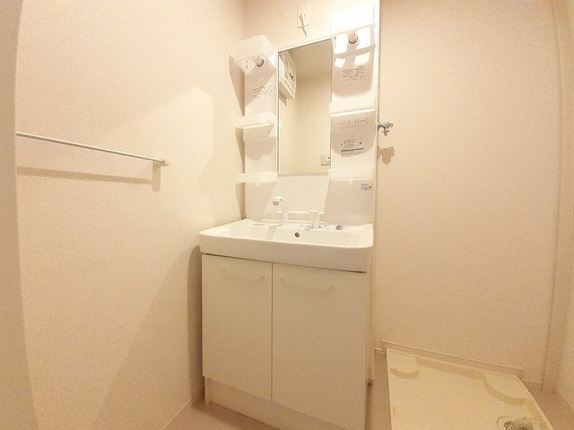 モンターナ　Ⅲ番館の洗面所|明るい洗面所です