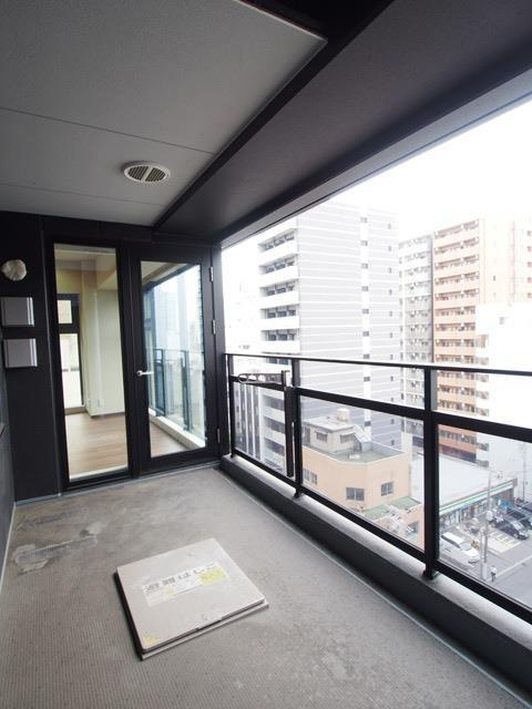 プレサンスレジェンド堺筋本町タワーのバルコニー|暖かな日差しのふりそそぐバルコニー