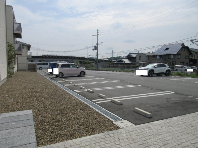 ザフジイガーデンB棟の駐車場