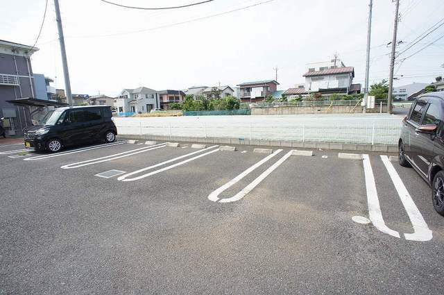 コスモ　ミツキーズの駐車場|駐車場があるので、車を買う予定の方も安心です