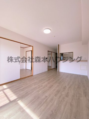 【居間・リビング】 | 　フェルザ住道 | こちらのリビングで趣味の時間をお楽しみください