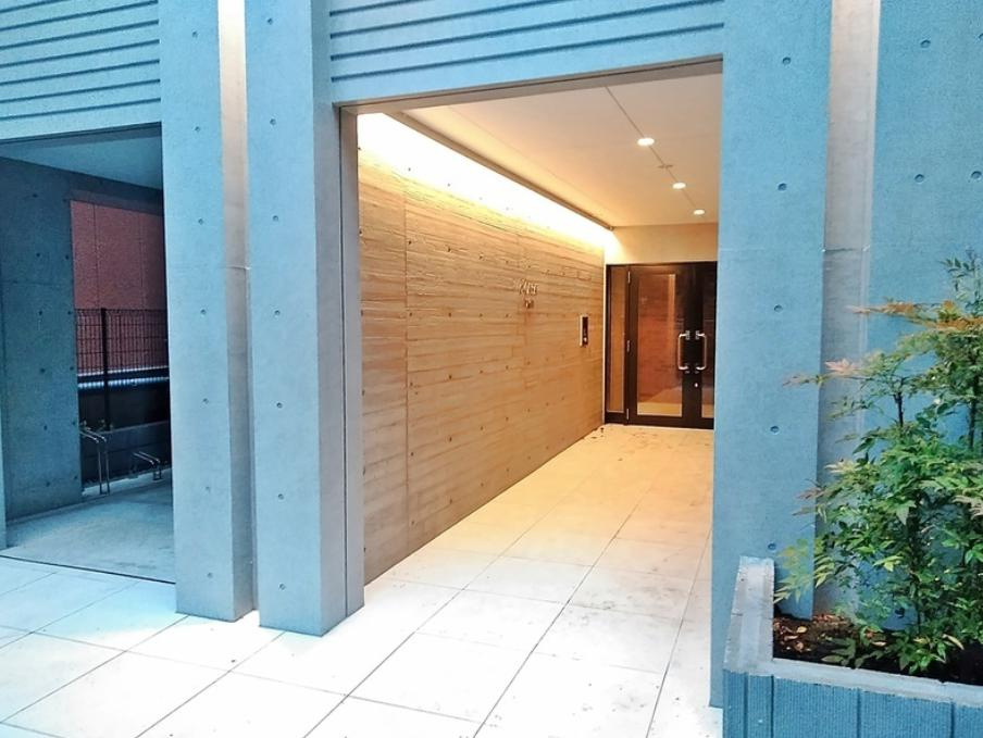 新宿区西早稲田１丁目の賃貸マンションのエントランス
