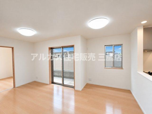 西東京市中町2丁目 西武池袋線 保谷駅 中古戸建の居間・リビング|大きな掃き出し窓から心地よい光が注ぎ込む明るいLDK。ナチュラルな木目調フローリングと清潔感ある白い壁面が、ご家族の寛ぎ空間を爽やかに演出します。   