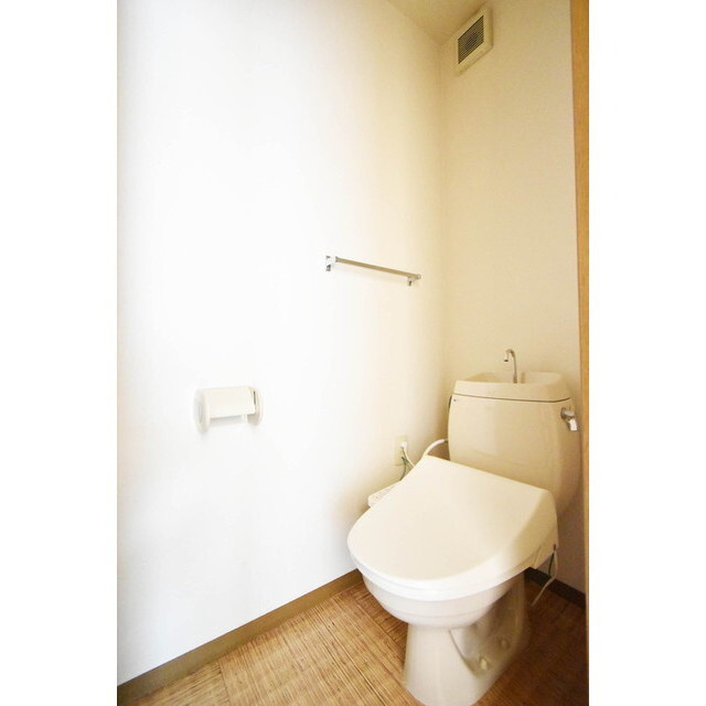 久留米市西町のアパートのトイレ|ゆったりとした空間のトイレです