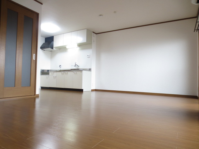 NKビルの居間・リビング|16帖の広々LDK。納戸付きで荷物が多い暮らしも快適な居室