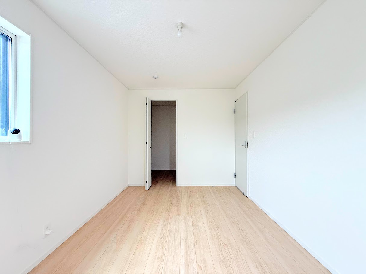 戸塚区名瀬町　新築戸建て　第8　の洋室|◆室内はいつも明るい印象なので気持ちの良い朝を迎えられます。各部屋にはクローゼットを完備しており、収納が多いお家はすっきりして快適空間です。