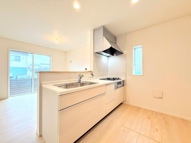 戸塚区名瀬町　新築戸建て　第8　のキッチン|◆キッチンからダイニングやリビングが見渡せるキッチン。料理をしながら家族とコミュニケーションをとれるだけでなく、大きな開放感も得られることができます。
